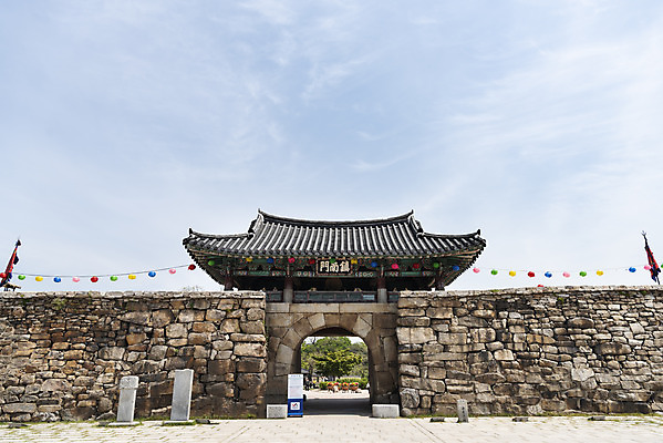 포토 JPG 주간 여행 한국건축 유적지 하늘 돌담 풍경 사람없음 야외 관광지 봄 문화재 성 성벽 연등 국내여행 명승지 사적지 해미읍성 국내포토 자연요소 건축물 계절 건축 고건축 담장 돌_바위 등불 불교용품 서산 파일형식