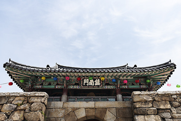 포토 JPG 주간 로우앵글 여행 한국건축 유적지 하늘 돌담 풍경 사람없음 야외 관광지 봄 문화재 성 성벽 연등 국내여행 명승지 사적지 해미읍성 국내포토 자연요소 건축물 계절 건축 뷰포인트 고건축 담장 돌_바위 등불 불교용품 서산 파일형식