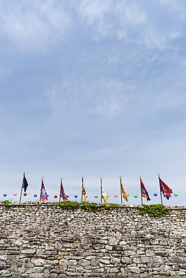 포토 JPG 주간 여행 한국건축 유적지 하늘 돌담 풍경 사람없음 야외 관광지 봄 문화재 깃발 성 성벽 연등 국내여행 명승지 사적지 해미읍성 국내포토 자연요소 건축물 계절 건축 고건축 담장 돌_바위 등불 불교용품 서산 파일형식
