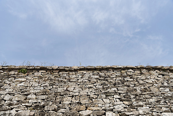 포토 JPG 주간 여행 한국건축 유적지 하늘 돌담 풍경 사람없음 야외 관광지 봄 문화재 성 성벽 국내여행 명승지 사적지 해미읍성 국내포토 자연요소 건축물 계절 건축 고건축 담장 돌_바위 서산 파일형식