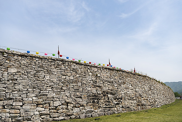 포토 JPG 주간 여행 한국건축 유적지 하늘 돌담 풍경 사람없음 야외 관광지 봄 문화재 성 성벽 연등 국내여행 명승지 사적지 해미읍성 국내포토 자연요소 건축물 계절 건축 고건축 담장 돌_바위 등불 불교용품 서산 파일형식