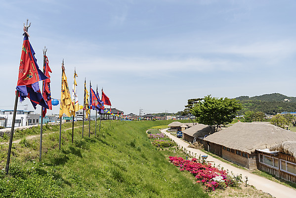 포토 JPG 주간 여행 한국건축 유적지 하늘 풍경 사람없음 야외 관광지 봄 문화재 깃발 성 성벽 국내여행 명승지 사적지 해미읍성 국내포토 자연요소 건축물 계절 건축 고건축 서산 파일형식