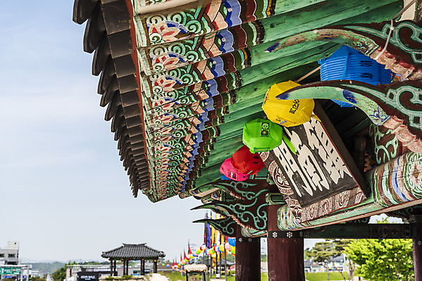 포토 JPG 주간 여행 한국건축 유적지 단청문양 풍경 사람없음 야외 관광지 봄 문화재 성 연등 국내여행 명승지 사적지 지붕처마 해미읍성 국내포토 자연요소 문양 건축물 계절 건축 고건축 지붕 등불 불교용품 단청 처마 서산 파일형식