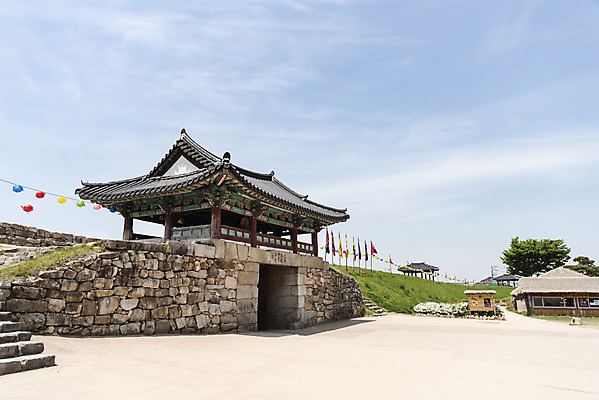 포토 JPG 주간 여행 한국건축 유적지 하늘 풍경 사람없음 야외 관광지 봄 문화재 성 연등 국내여행 명승지 사적지 해미읍성 국내포토 자연요소 건축물 계절 건축 고건축 등불 불교용품 서산 파일형식
