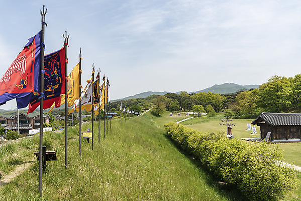 포토 JPG 주간 구름 여행 한국건축 유적지 하늘 풍경 사람없음 야외 관광지 봄 문화재 깃발 국내여행 명승지 사적지 해미읍성 국내포토 자연요소 계절 건축 고건축 서산 파일형식