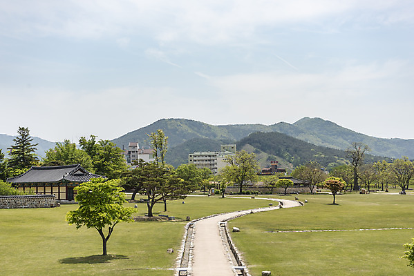 포토 JPG 주간 나무 구름 길 여행 한국건축 유적지 하늘 산 풍경 사람없음 야외 관광지 봄 문화재 국내여행 명승지 사적지 해미읍성 국내포토 자연요소 식물 계절 건축 고건축 서산 파일형식