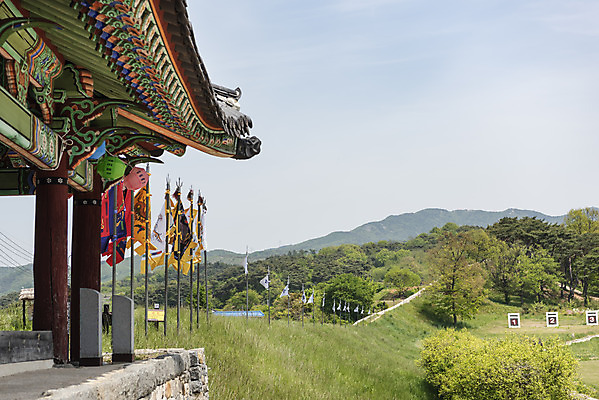 포토 JPG 주간 구름 여행 한국건축 유적지 하늘 단청문양 풍경 사람없음 야외 관광지 봄 문화재 깃발 국내여행 명승지 사적지 해미읍성 국내포토 자연요소 문양 계절 건축 고건축 단청 서산 파일형식