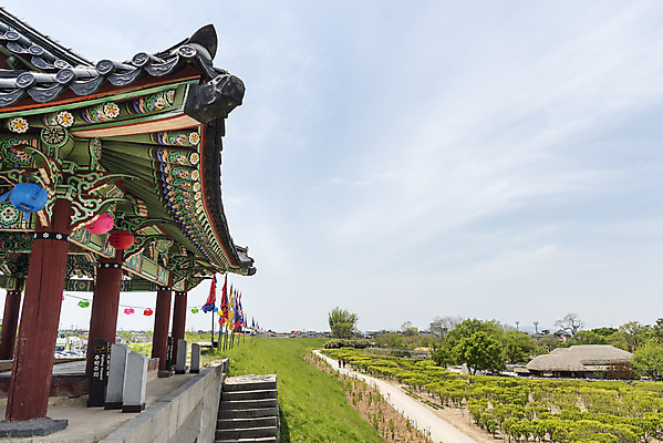 포토 JPG 주간 구름 여행 한국건축 유적지 하늘 단청문양 풍경 사람없음 야외 관광지 봄 문화재 연등 기와지붕 국내여행 명승지 사적지 해미읍성 국내포토 자연요소 문양 계절 건축 고건축 지붕 기와 등불 불교용품 단청 서산 파일형식