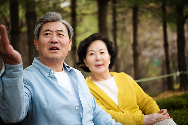 포토 JPG 주간 응시 공원 여자 할아버지 노년 남자 행복 할머니 데이트 휴식 앉기 상반신 야외 두명 앞모습 노부부 다정 산책 한국인 가리킴 60대 70대 동반자 노인만 국내포토 자연요소 부부 시선 공공시설 감정 뷰포인트 컨셉 모션 사람 동양인 손짓 성인 성인만 파일형식