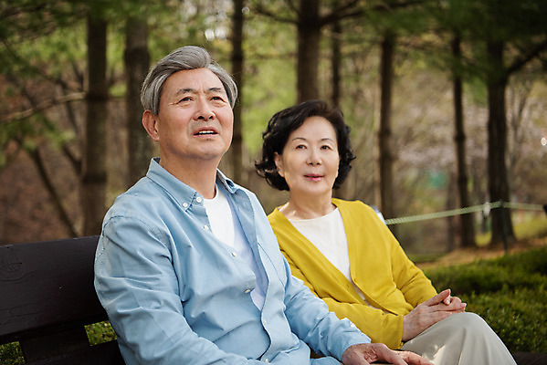 포토 JPG 주간 응시 공원 여자 할아버지 노년 남자 행복 할머니 데이트 휴식 앉기 상반신 야외 두명 옆모습 노부부 다정 산책 한국인 60대 70대 동반자 노인만 국내포토 자연요소 부부 시선 공공시설 감정 뷰포인트 컨셉 모션 사람 동양인 성인 성인만 파일형식