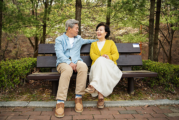 포토 JPG 주간 전신 공원 여자 할아버지 노년 남자 행복 할머니 벤치 데이트 휴식 대화 미소 앉기 야외 두명 앞모습 노부부 다정 산책 한국인 60대 70대 동반자 노인만 국내포토 자연요소 부부 공공시설 감정 뷰포인트 컨셉 의자 모션 표정 말하기 사람 동양인 성인 성인만 파일형식