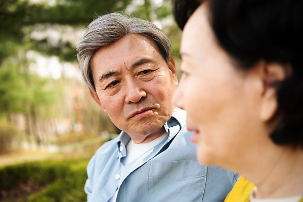 포토 JPG 주간 응시 공원 여자 할아버지 노년 남자 행복 할머니 데이트 휴식 앉기 상반신 야외 두명 옆모습 아웃포커스 노부부 다정 산책 한국인 60대 70대 동반자 노인만 국내포토 자연요소 부부 시선 공공시설 감정 뷰포인트 컨셉 모션 촬영기법 사람 동양인 성인 성인만 파일형식