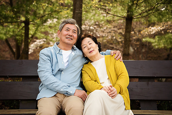 포토 JPG 주간 공원 여자 할아버지 노년 남자 행복 할머니 벤치 데이트 휴식 앉기 상반신 야외 두명 앞모습 노부부 기댐 다정 산책 한국인 60대 70대 동반자 노인만 국내포토 자연요소 부부 공공시설 감정 뷰포인트 컨셉 의자 모션 사람 동양인 성인 성인만 파일형식