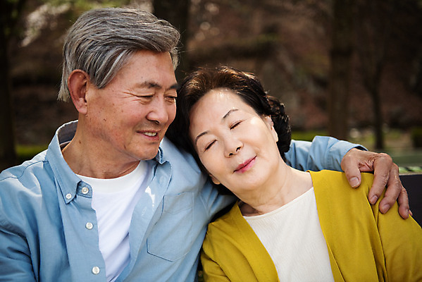 포토 JPG 주간 공원 여자 할아버지 노년 남자 행복 할머니 데이트 휴식 미소 앉기 상반신 야외 두명 앞모습 노부부 기댐 다정 산책 한국인 60대 70대 동반자 노인만 국내포토 자연요소 부부 공공시설 감정 뷰포인트 컨셉 모션 표정 사람 동양인 성인 성인만 파일형식