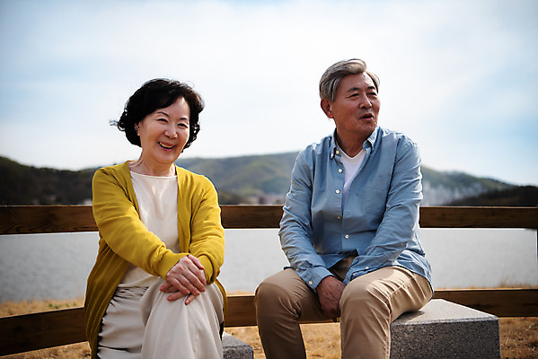 포토 JPG 주간 응시 공원 여자 할아버지 노년 남자 행복 할머니 데이트 휴식 미소 앉기 상반신 야외 두명 앞모습 노부부 다정 산책 한국인 60대 70대 동반자 노인만 국내포토 자연요소 부부 시선 공공시설 감정 뷰포인트 컨셉 모션 표정 사람 동양인 성인 성인만 파일형식