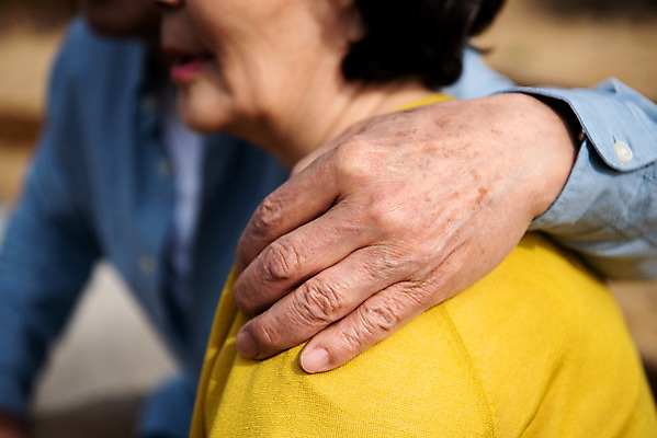 포토 JPG 주간 손 공원 여자 할아버지 노년 남자 행복 할머니 데이트 휴식 앉기 상반신 야외 두명 옆모습 아웃포커스 신체부위 노부부 다정 산책 한국인 60대 70대 동반자 노인만 어깨에손 국내포토 자연요소 부부 공공시설 감정 뷰포인트 컨셉 모션 촬영기법 사람 동양인 성인 성인만 파일형식