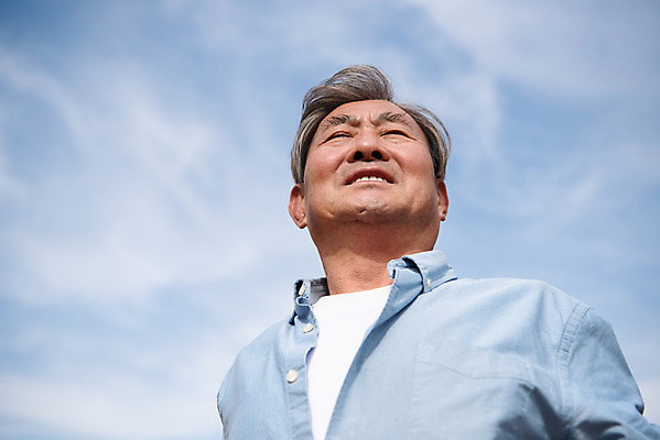 포토 JPG 주간 공원 할아버지 노년 남자 로우앵글 하늘 바람 한명 서기 상반신 야외 산책 한국인 70대 노인남자한명만 국내포토 자연요소 1 공공시설 뷰포인트 모션 날씨 휴식 사람 동양인 성인 남자한명만 노인남자만 파일형식