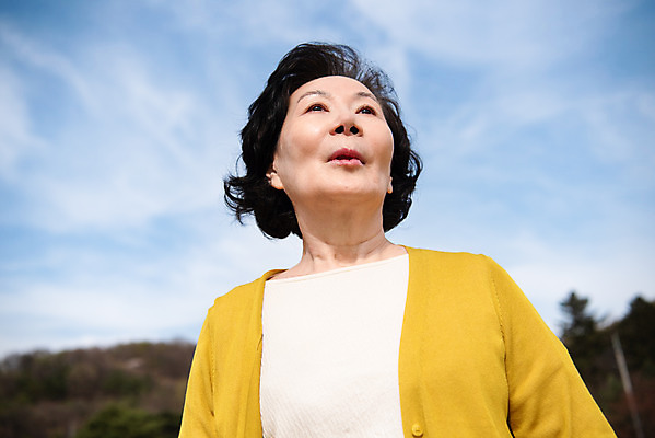 포토 JPG 주간 공원 여자 노년 할머니 로우앵글 하늘 바람 한명 서기 상반신 야외 산책 한국인 60대 노인여자한명만 국내포토 자연요소 1 공공시설 뷰포인트 모션 날씨 휴식 사람 동양인 성인 여자한명만 노인여자만 파일형식