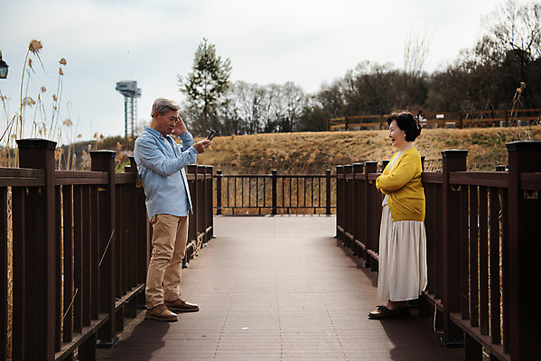 포토 JPG 주간 전신 공원 여자 할아버지 노년 남자 행복 할머니 데이트 서기 들기 야외 두명 옆모습 스마트폰 노부부 다정 산책 한국인 60대 70대 동반자 노인만 갈대습지 국내포토 자연요소 부부 공공시설 감정 뷰포인트 컨셉 모션 휴식 사람 동양인 성인 핸드폰 스마트기기 습지 성인만 파일형식
