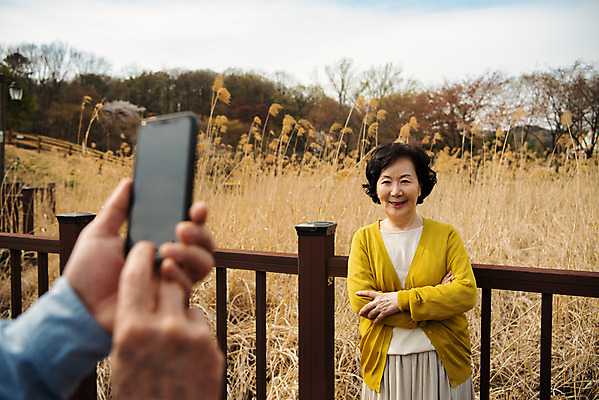 포토 JPG 주간 손 공원 여자 할아버지 노년 남자 행복 할머니 데이트 서기 미소 들기 상반신 야외 두명 앞모습 신체부위 스마트폰 노부부 사진촬영 다정 산책 한국인 60대 70대 동반자 노인만 갈대습지 국내포토 자연요소 부부 공공시설 감정 뷰포인트 컨셉 모션 휴식 표정 사람 동양인 성인 핸드폰 스마트기기 촬영 습지 성인만 파일형식