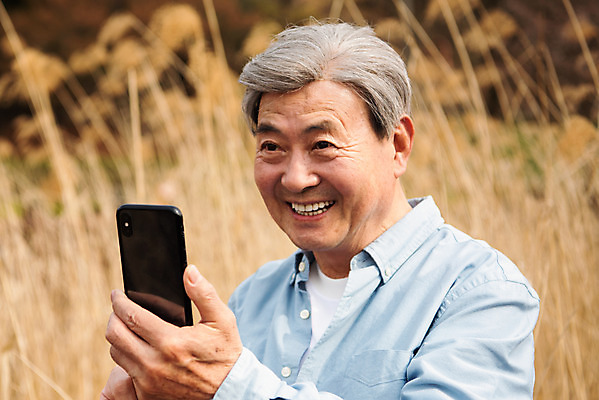 포토 JPG 주간 공원 할아버지 노년 남자 한명 서기 미소 들기 상반신 야외 앞모습 스마트폰 사진촬영 산책 한국인 70대 노인남자한명만 갈대습지 국내포토 자연요소 1 공공시설 뷰포인트 모션 휴식 표정 사람 동양인 성인 핸드폰 스마트기기 촬영 습지 남자한명만 노인남자만 파일형식