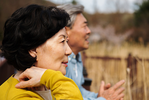 포토 JPG 주간 응시 공원 여자 할아버지 노년 남자 행복 할머니 데이트 서기 상반신 야외 두명 옆모습 아웃포커스 노부부 다정 산책 한국인 60대 70대 동반자 노인만 갈대습지 국내포토 자연요소 부부 시선 공공시설 감정 뷰포인트 컨셉 모션 휴식 촬영기법 사람 동양인 성인 습지 성인만 파일형식