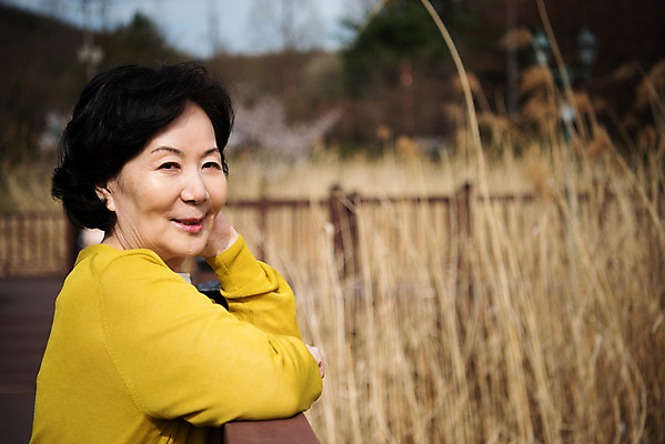 포토 JPG 주간 공원 여자 노년 할머니 한명 서기 미소 상반신 야외 옆모습 산책 한국인 60대 노인여자한명만 갈대습지 국내포토 자연요소 1 공공시설 뷰포인트 모션 휴식 표정 사람 동양인 성인 습지 여자한명만 노인여자만 파일형식