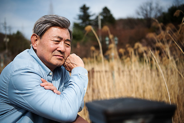 포토 JPG 주간 공원 할아버지 노년 남자 생각 한명 서기 상반신 야외 옆모습 산책 한국인 고민 70대 사색 노인남자한명만 갈대습지 국내포토 자연요소 1 공공시설 감정 뷰포인트 모션 휴식 사람 동양인 성인 습지 남자한명만 노인남자만 파일형식