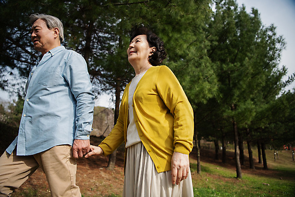 포토 JPG 주간 공원 여자 할아버지 노년 남자 행복 할머니 로우앵글 데이트 상반신 야외 두명 옆모습 걷기 손잡기 노부부 다정 산책 한국인 60대 70대 동반자 노인만 국내포토 자연요소 부부 공공시설 감정 뷰포인트 컨셉 모션 휴식 사람 동양인 성인 성인만 파일형식
