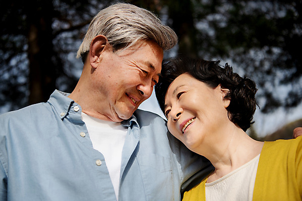 포토 JPG 주간 공원 여자 할아버지 노년 남자 행복 할머니 데이트 서기 미소 상반신 야외 두명 앞모습 노부부 기댐 다정 산책 한국인 60대 70대 동반자 노인만 국내포토 자연요소 부부 공공시설 감정 뷰포인트 컨셉 모션 휴식 표정 사람 동양인 성인 성인만 파일형식
