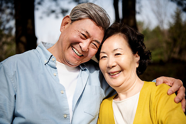포토 JPG 주간 공원 여자 할아버지 노년 남자 행복 할머니 데이트 어깨동무 서기 미소 상반신 야외 두명 앞모습 노부부 기댐 다정 산책 한국인 60대 70대 동반자 노인만 국내포토 자연요소 부부 공공시설 감정 뷰포인트 포즈 컨셉 모션 휴식 표정 사람 동양인 성인 성인만 파일형식