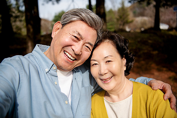 포토 JPG 주간 공원 여자 할아버지 노년 남자 행복 할머니 데이트 어깨동무 서기 미소 상반신 야외 두명 앞모습 노부부 다정 산책 한국인 60대 70대 동반자 노인만 국내포토 자연요소 부부 공공시설 감정 뷰포인트 포즈 컨셉 모션 휴식 표정 사람 동양인 성인 성인만 파일형식