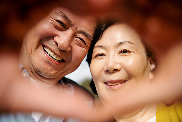 포토 JPG 주간 공원 여자 할아버지 노년 남자 행복 할머니 데이트 서기 미소 근접촬영 상반신 야외 두명 앞모습 노부부 다정 산책 한국인 60대 70대 손하트 동반자 노인만 국내포토 자연요소 부부 공공시설 감정 뷰포인트 컨셉 모션 휴식 표정 사람 동양인 손짓 성인 성인만 파일형식