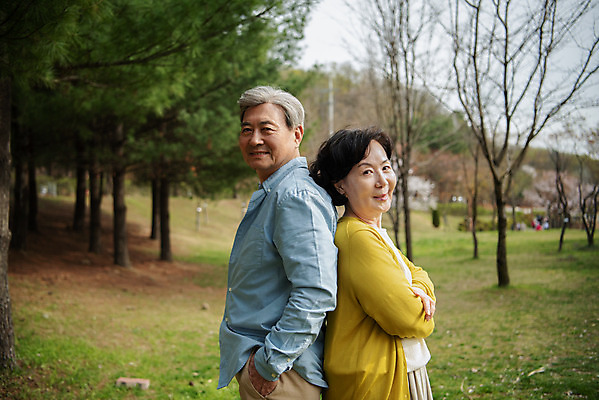 포토 JPG 주간 공원 여자 할아버지 노년 남자 행복 할머니 데이트 서기 미소 상반신 야외 두명 옆모습 팔짱 노부부 다정 산책 한국인 등맞대기 60대 70대 동반자 노인만 국내포토 자연요소 부부 공공시설 감정 뷰포인트 컨셉 모션 휴식 표정 사람 동양인 성인 성인만 파일형식