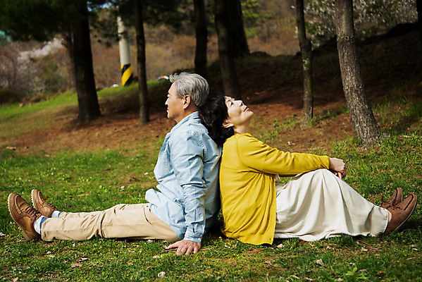 포토 JPG 주간 전신 공원 여자 할아버지 노년 남자 행복 할머니 데이트 휴식 앉기 야외 두명 옆모습 노부부 다정 산책 한국인 등맞대기 60대 70대 동반자 노인만 국내포토 자연요소 부부 공공시설 감정 뷰포인트 컨셉 모션 사람 동양인 성인 성인만 파일형식