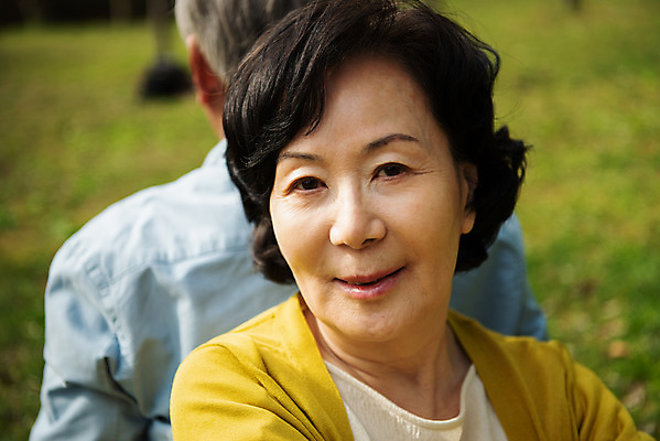 포토 JPG 주간 공원 여자 할아버지 노년 남자 행복 할머니 데이트 휴식 미소 앉기 상반신 야외 두명 앞모습 뒷모습 노부부 다정 산책 한국인 등맞대기 60대 70대 동반자 노인만 국내포토 자연요소 부부 공공시설 감정 뷰포인트 컨셉 모션 표정 사람 동양인 성인 성인만 파일형식