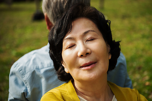 포토 JPG 주간 공원 여자 할아버지 노년 남자 행복 할머니 데이트 휴식 미소 앉기 상반신 야외 두명 앞모습 뒷모습 노부부 다정 산책 한국인 등맞대기 60대 70대 동반자 노인만 국내포토 자연요소 부부 공공시설 감정 뷰포인트 컨셉 모션 표정 사람 동양인 성인 성인만 파일형식