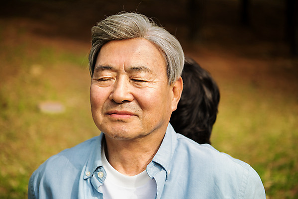 포토 JPG 주간 공원 여자 할아버지 노년 남자 행복 할머니 데이트 휴식 미소 앉기 상반신 야외 두명 앞모습 뒷모습 노부부 다정 산책 한국인 등맞대기 60대 70대 동반자 노인만 국내포토 자연요소 부부 공공시설 감정 뷰포인트 컨셉 모션 표정 사람 동양인 성인 성인만 파일형식