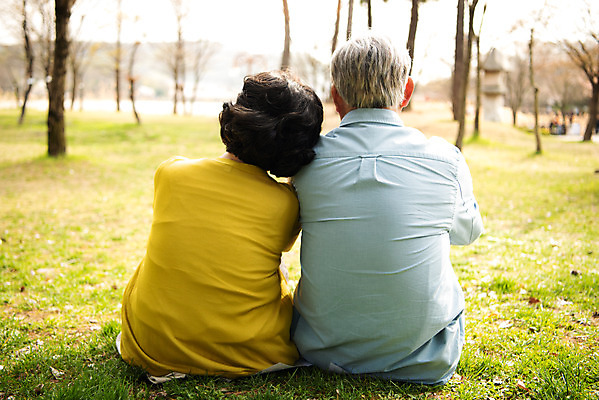 포토 JPG 주간 공원 여자 할아버지 노년 남자 행복 할머니 데이트 휴식 앉기 상반신 야외 두명 뒷모습 노부부 기댐 다정 산책 한국인 60대 70대 동반자 노인만 국내포토 자연요소 부부 공공시설 감정 뷰포인트 컨셉 모션 사람 동양인 성인 성인만 파일형식