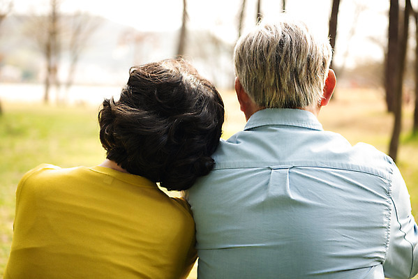 포토 JPG 주간 공원 여자 할아버지 노년 남자 행복 할머니 데이트 휴식 앉기 상반신 야외 두명 뒷모습 노부부 기댐 다정 산책 한국인 60대 70대 동반자 노인만 국내포토 자연요소 부부 공공시설 감정 뷰포인트 컨셉 모션 사람 동양인 성인 성인만 파일형식