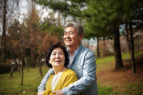 포토 JPG 주간 공원 여자 할아버지 노년 남자 행복 할머니 데이트 서기 미소 상반신 야외 두명 옆모습 노부부 다정 산책 한국인 60대 70대 백허그 동반자 노인만 국내포토 자연요소 부부 공공시설 감정 뷰포인트 컨셉 모션 포옹 휴식 표정 사람 동양인 성인 성인만 파일형식