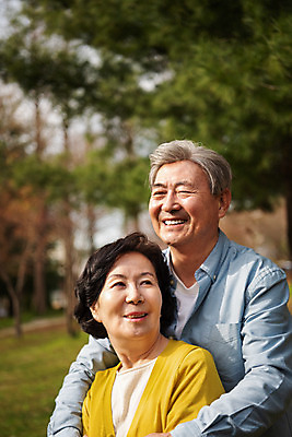 포토 JPG 주간 공원 여자 할아버지 노년 남자 행복 할머니 데이트 서기 미소 상반신 야외 두명 옆모습 노부부 다정 산책 한국인 60대 70대 백허그 동반자 노인만 국내포토 자연요소 부부 공공시설 감정 뷰포인트 컨셉 모션 포옹 휴식 표정 사람 동양인 성인 성인만 파일형식