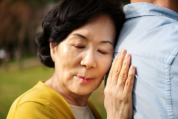 포토 JPG 주간 공원 여자 할아버지 노년 남자 행복 할머니 데이트 서기 상반신 야외 두명 옆모습 눈감음 노부부 기댐 다정 산책 한국인 60대 편안함 스킨십 70대 백허그 동반자 노인만 국내포토 자연요소 부부 공공시설 감정 뷰포인트 컨셉 모션 포옹 휴식 사람 동양인 성인 감각 성인만 파일형식
