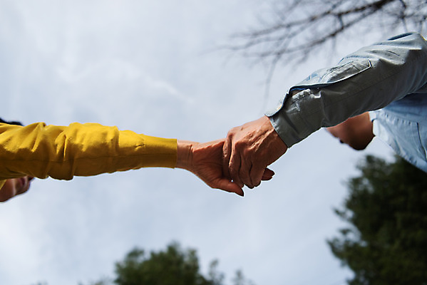 포토 JPG 주간 손 공원 여자 할아버지 노년 남자 행복 할머니 로우앵글 데이트 서기 상반신 야외 두명 신체부위 손잡기 노부부 다정 산책 한국인 60대 70대 동반자 노인만 국내포토 자연요소 부부 공공시설 감정 뷰포인트 컨셉 모션 휴식 사람 동양인 성인 성인만 파일형식
