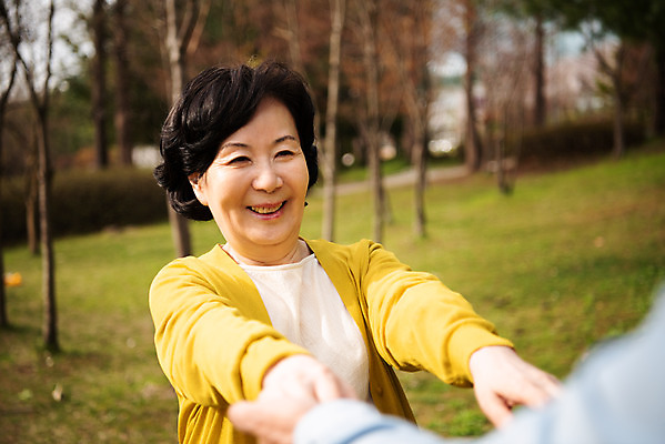 포토 JPG 주간 손 공원 여자 할아버지 노년 남자 행복 할머니 데이트 서기 미소 상반신 야외 두명 앞모습 신체부위 손잡기 노부부 다정 산책 한국인 60대 70대 동반자 노인만 국내포토 자연요소 부부 공공시설 감정 뷰포인트 컨셉 모션 휴식 표정 사람 동양인 성인 성인만 파일형식