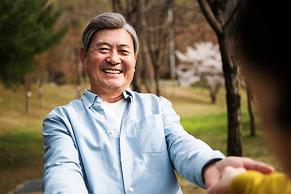 포토 JPG 주간 손 공원 여자 할아버지 노년 남자 행복 할머니 데이트 서기 미소 상반신 야외 두명 앞모습 신체부위 손잡기 노부부 다정 산책 한국인 60대 70대 동반자 노인만 국내포토 자연요소 부부 공공시설 감정 뷰포인트 컨셉 모션 휴식 표정 사람 동양인 성인 성인만 파일형식
