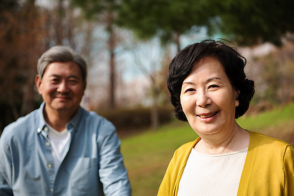 포토 JPG 주간 공원 여자 할아버지 노년 남자 행복 할머니 데이트 서기 미소 상반신 야외 두명 앞모습 아웃포커스 노부부 다정 산책 한국인 60대 70대 동반자 노인만 국내포토 자연요소 부부 공공시설 감정 뷰포인트 컨셉 모션 휴식 촬영기법 표정 사람 동양인 성인 성인만 파일형식