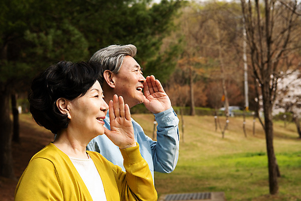포토 JPG 주간 공원 여자 할아버지 노년 남자 행복 할머니 데이트 서기 손짓 상반신 야외 두명 옆모습 노부부 다정 외침 산책 한국인 60대 70대 동반자 노인만 국내포토 자연요소 부부 공공시설 감정 뷰포인트 컨셉 모션 휴식 사람 동양인 성인 소리 성인만 파일형식
