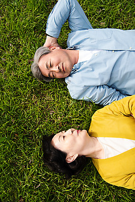 포토 JPG 주간 공원 여자 할아버지 노년 남자 행복 할머니 데이트 휴식 잔디 상반신 야외 두명 앞모습 하이앵글 눕기 마주보기 노부부 다정 산책 한국인 60대 70대 동반자 노인만 국내포토 자연요소 식물 부부 공공시설 감정 뷰포인트 컨셉 모션 사람 동양인 성인 성인만 파일형식