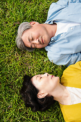 포토 JPG 주간 공원 여자 할아버지 노년 남자 행복 할머니 데이트 휴식 잔디 상반신 야외 두명 앞모습 하이앵글 눕기 눈감음 노부부 다정 산책 한국인 60대 70대 동반자 노인만 국내포토 자연요소 식물 부부 공공시설 감정 뷰포인트 컨셉 모션 사람 동양인 성인 성인만 파일형식